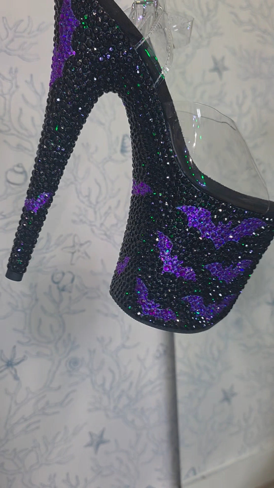 Tacones Pleaser personalizados con diamantes de imitación