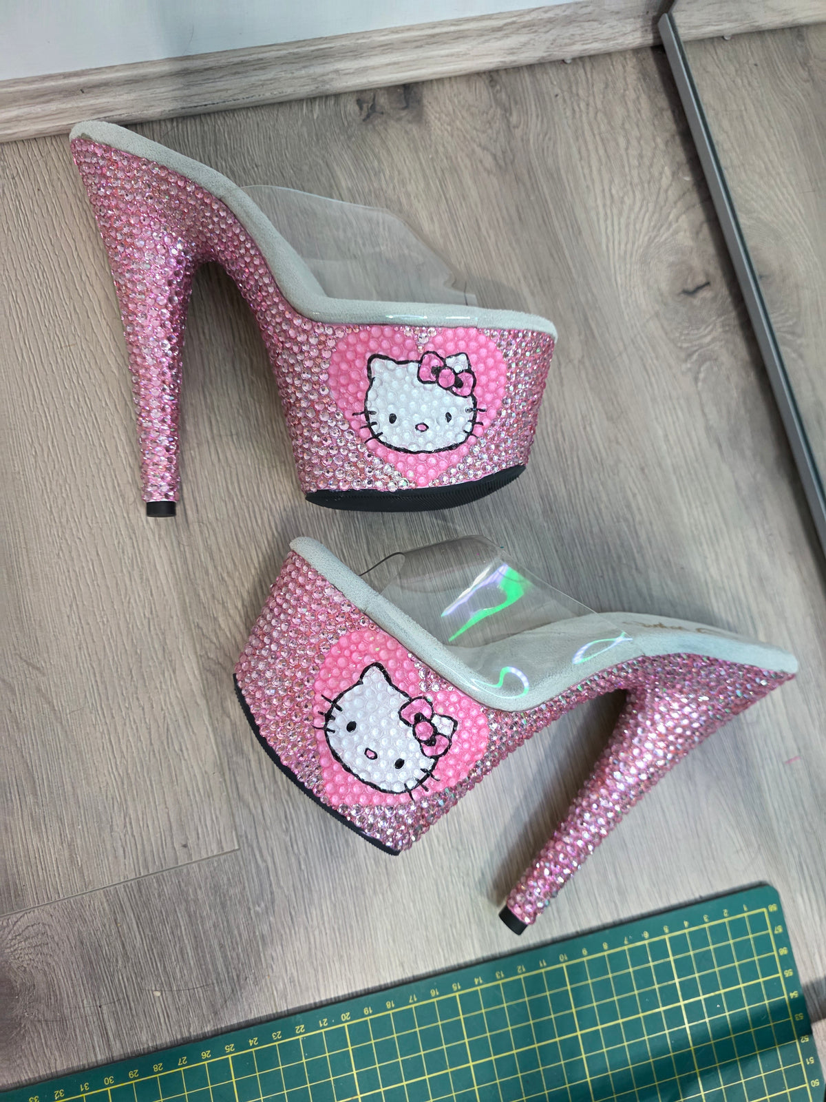 Hello Kitty Heart AB crystal design