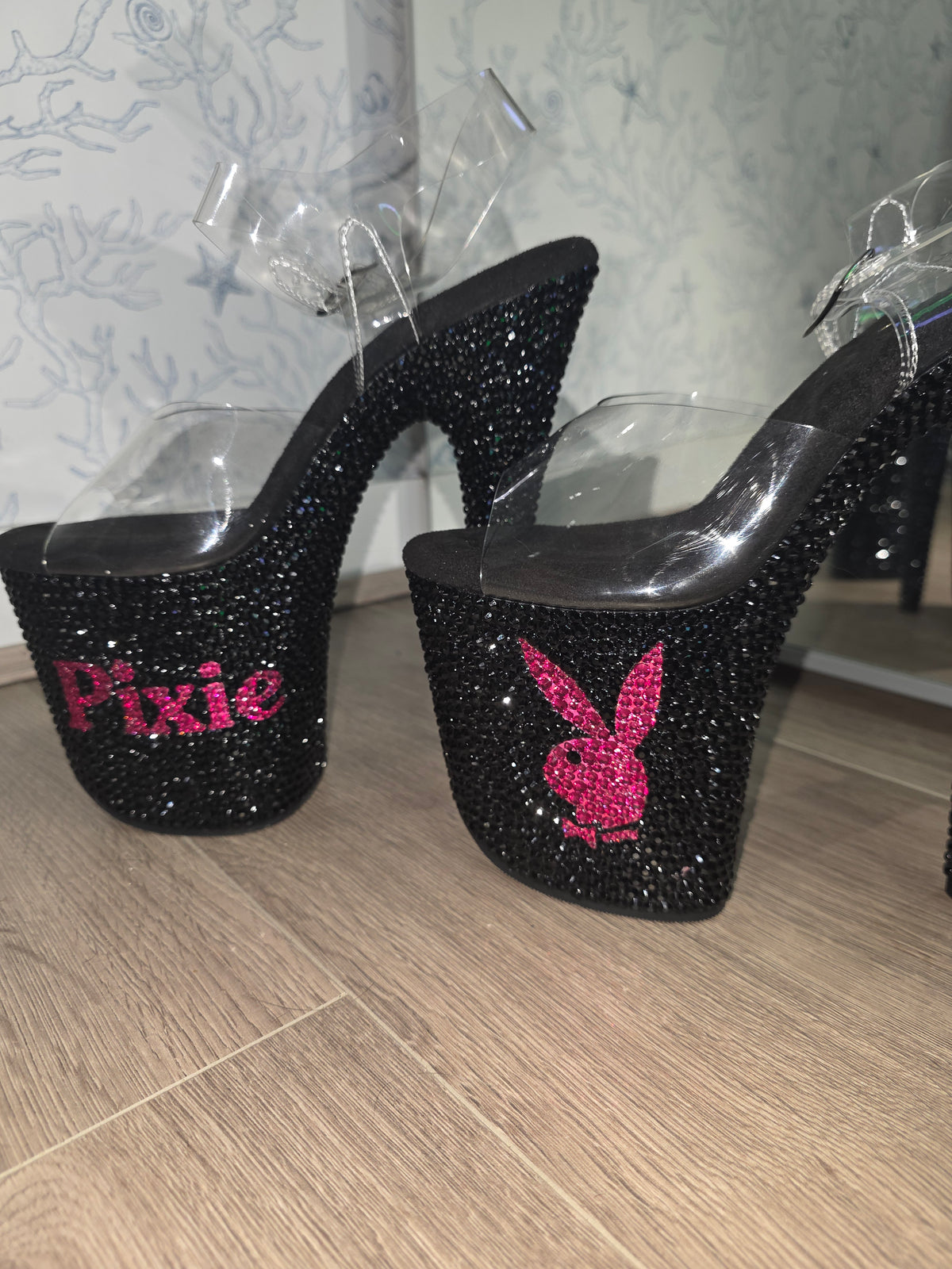 Tacones Pleaser personalizados con diamantes de imitación
