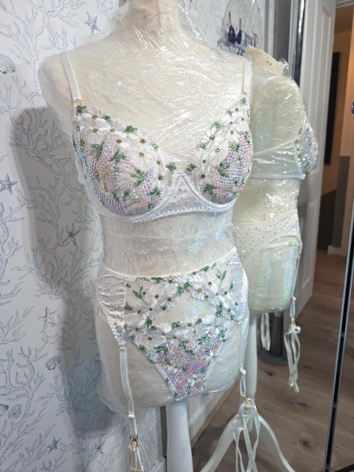 White/gold daisy's rhinestoned lingerie set