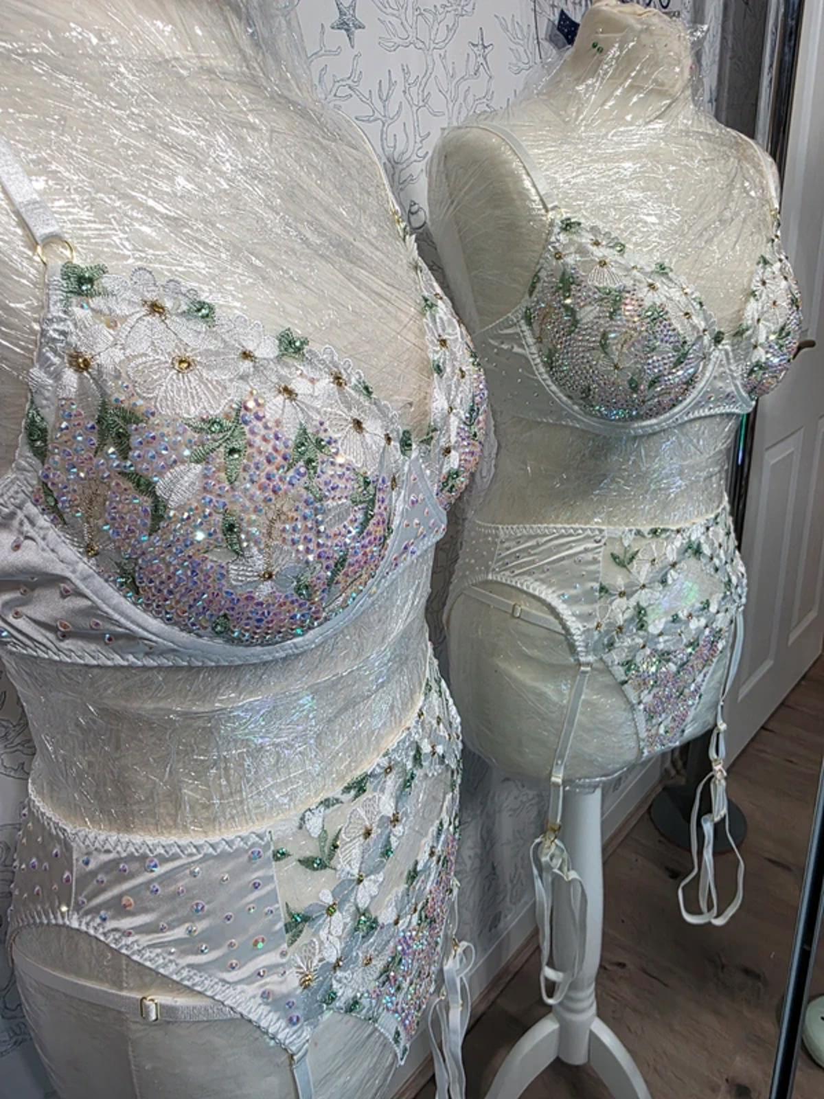 White/gold daisy's rhinestoned lingerie set