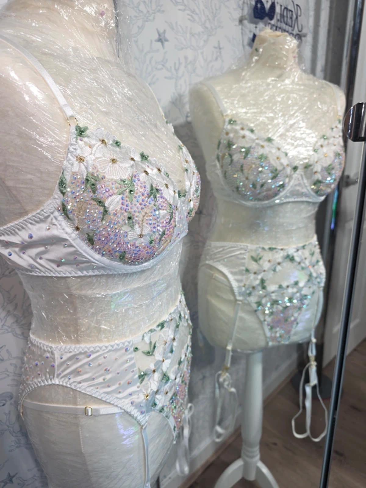 White/gold daisy's rhinestoned lingerie set