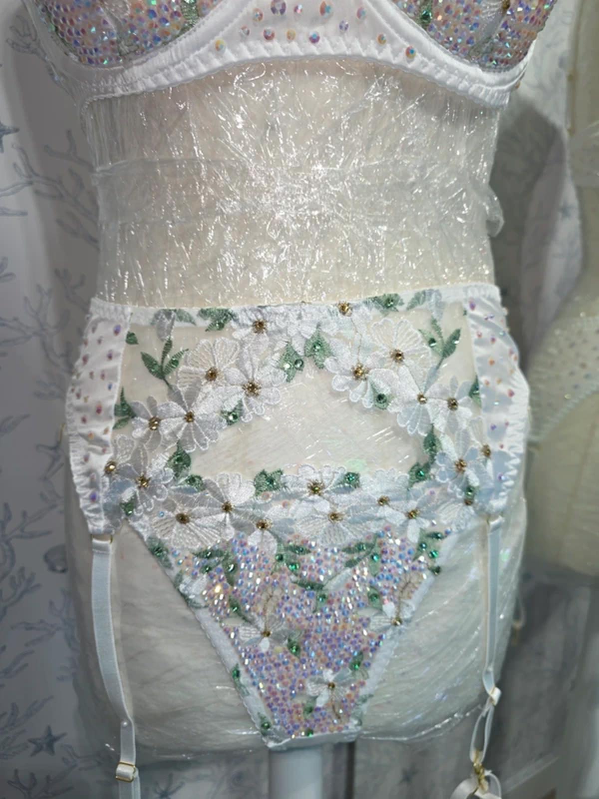 White/gold daisy's rhinestoned lingerie set