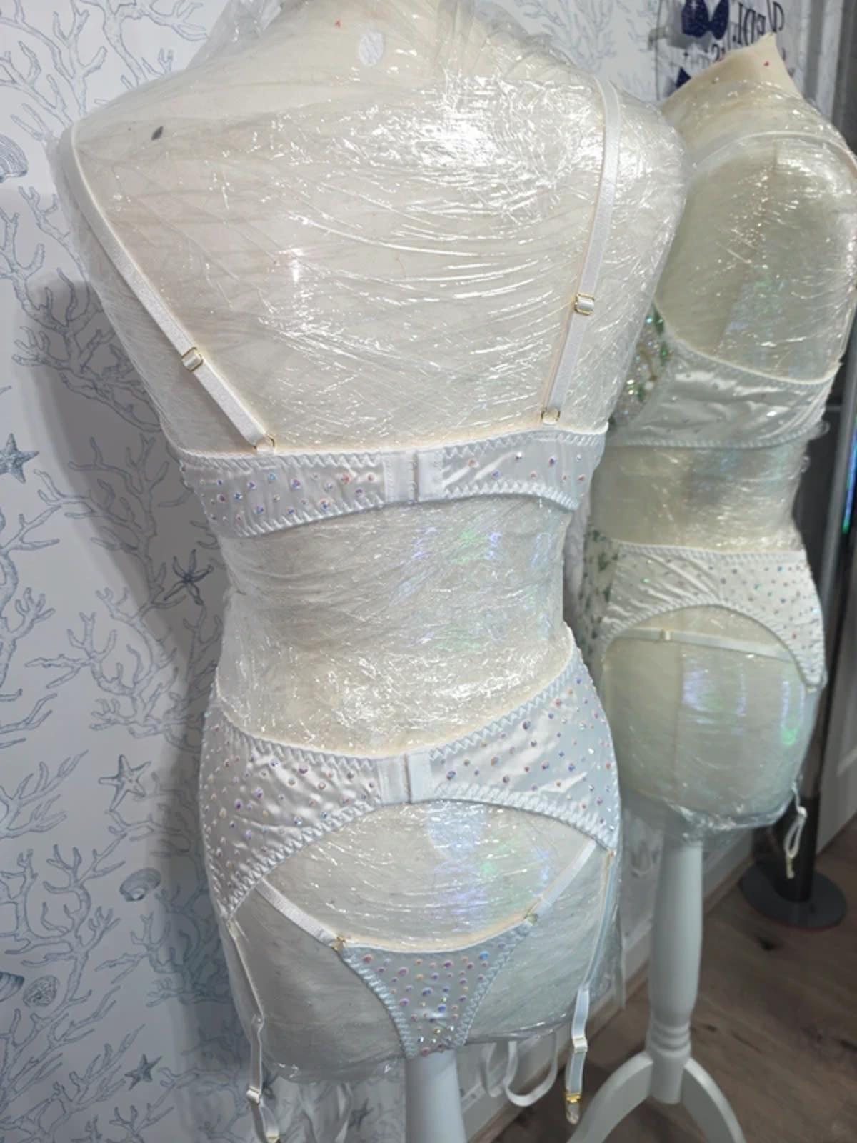 White/gold daisy's rhinestoned lingerie set