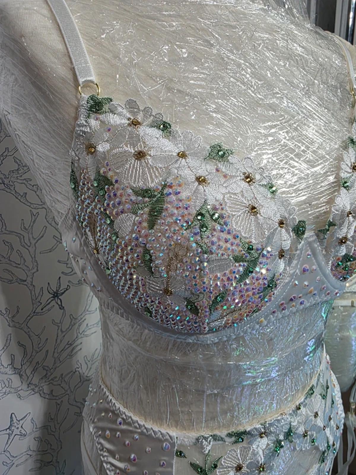 White/gold daisy's rhinestoned lingerie set